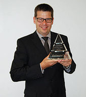 Thomas Guglhör, Geschäftsführer der ept GmbH, mit dem Award der Continental AG